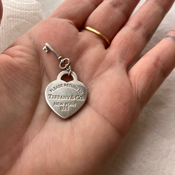 Authentic Tiffany & Co. RTT Heart & Key Retired pendant. Sterling Silver. - Picture 8 of 11